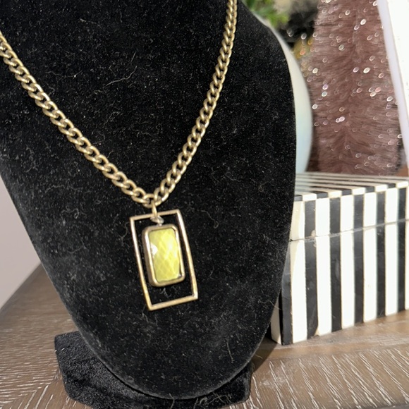 Vintage brass chain with square pendent with green glass bead inside it turns - Picture 4 of 4